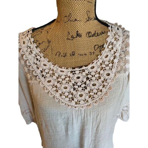 🍒 2/$20 🍒 Cream Medium Blouse with Lace and Embroidery - Picture 2 of 6